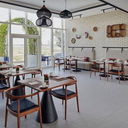 דובאי Movenpick Jumeirah Village Triangle מראה חיצוני תמונה Restaurant