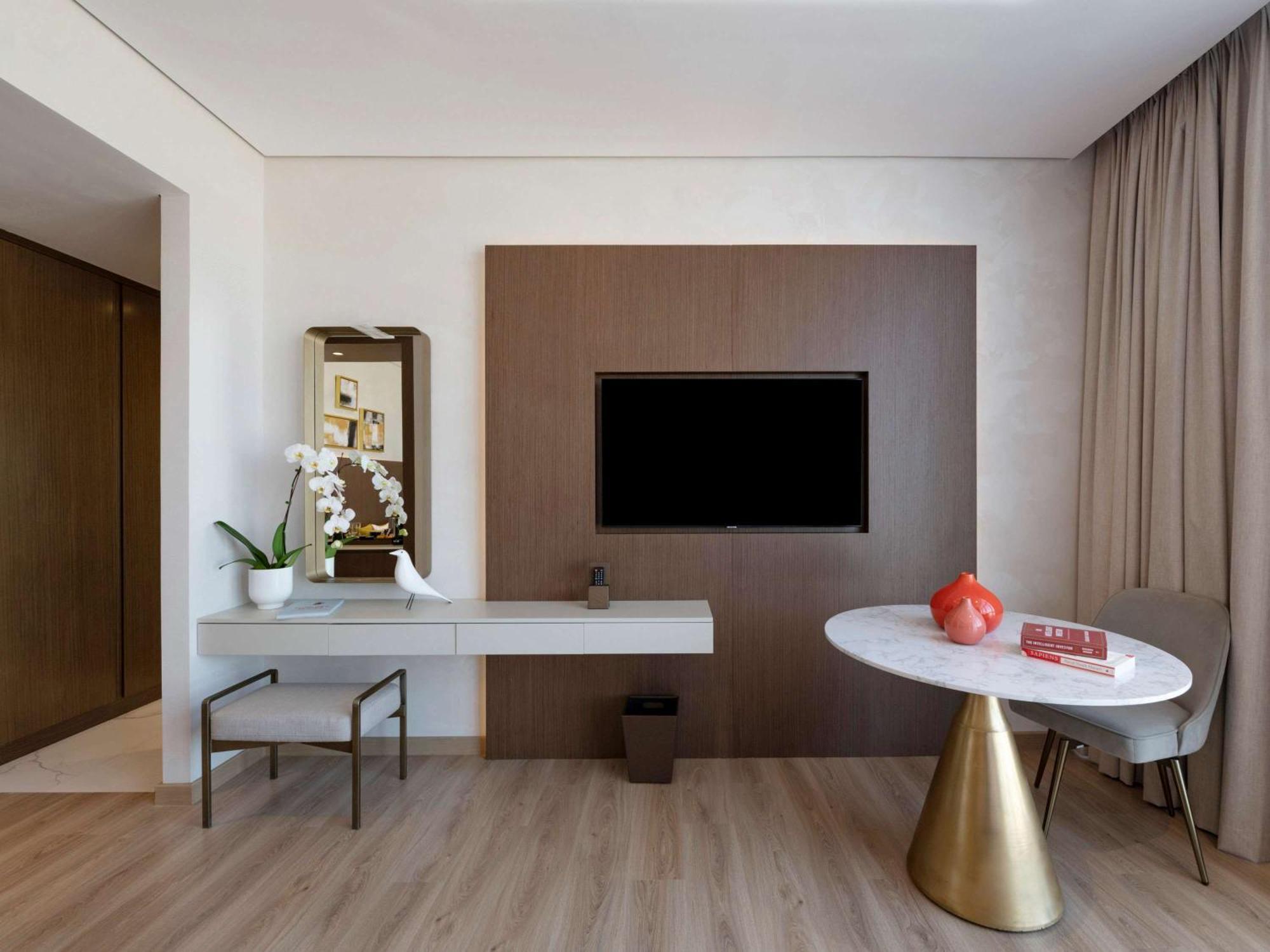 דובאי Movenpick Jumeirah Village Triangle מראה חיצוני תמונה A room at the hotel