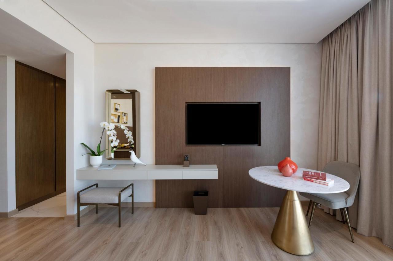 דובאי Movenpick Jumeirah Village Triangle מראה חיצוני תמונה A room at the hotel