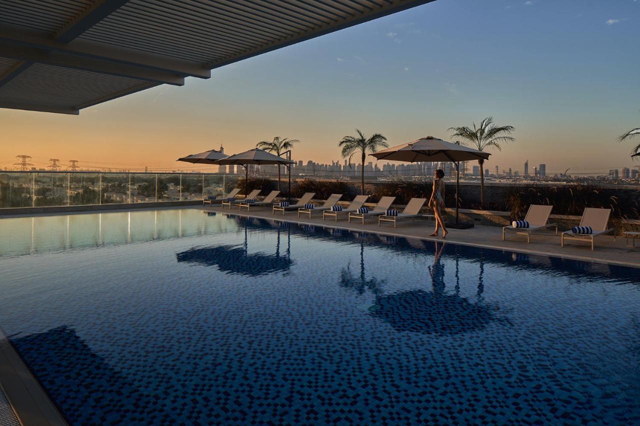 דובאי Movenpick Jumeirah Village Triangle מראה חיצוני תמונה The rooftop pool at the hotel