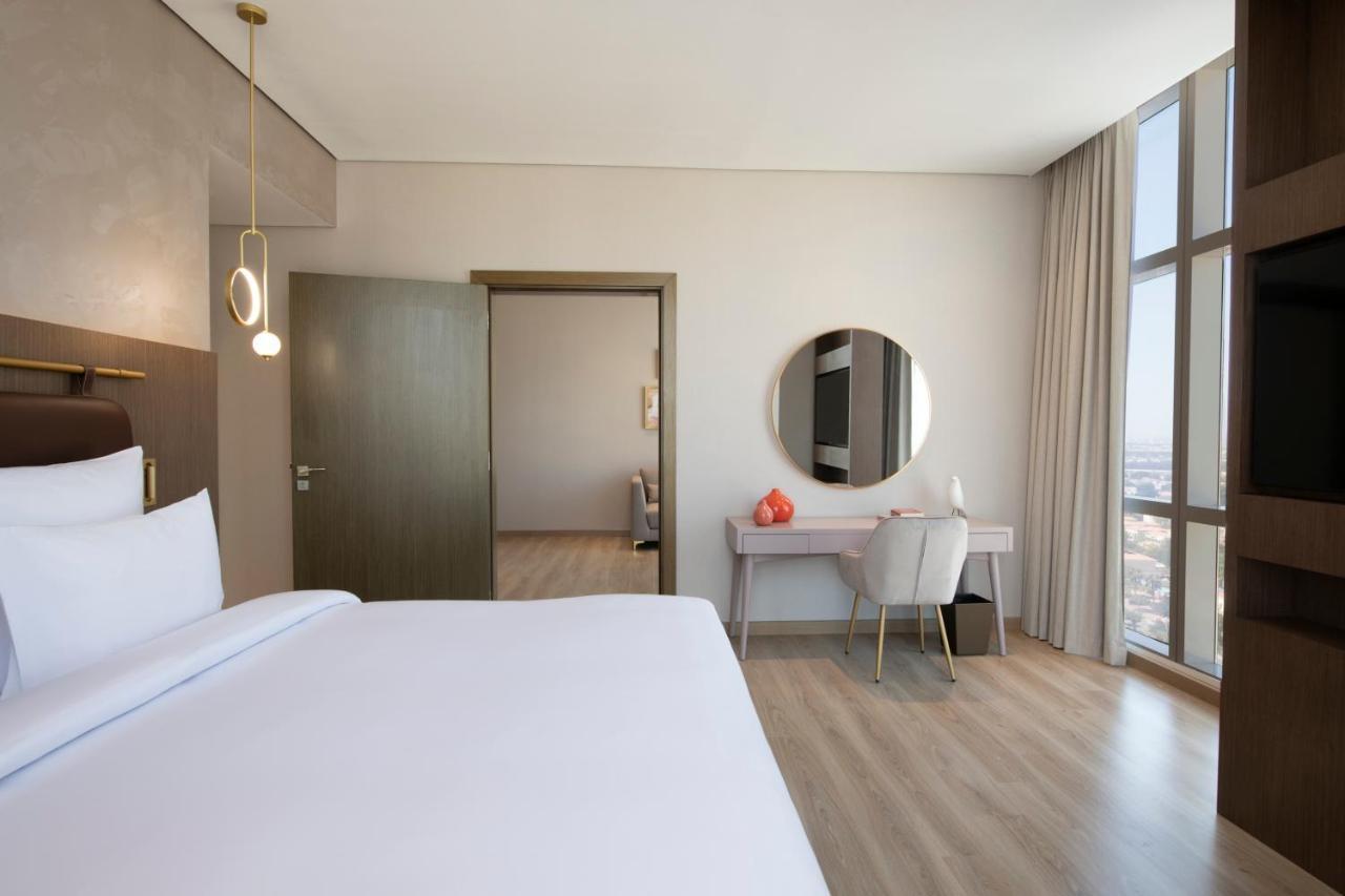 דובאי Movenpick Jumeirah Village Triangle מראה חיצוני תמונה A bedroom at the hotel