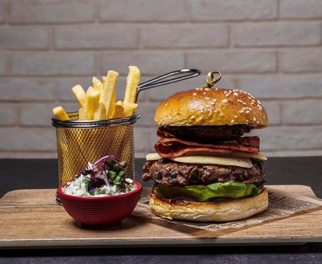 דובאי Movenpick Jumeirah Village Triangle מראה חיצוני תמונה A hamburger with chips