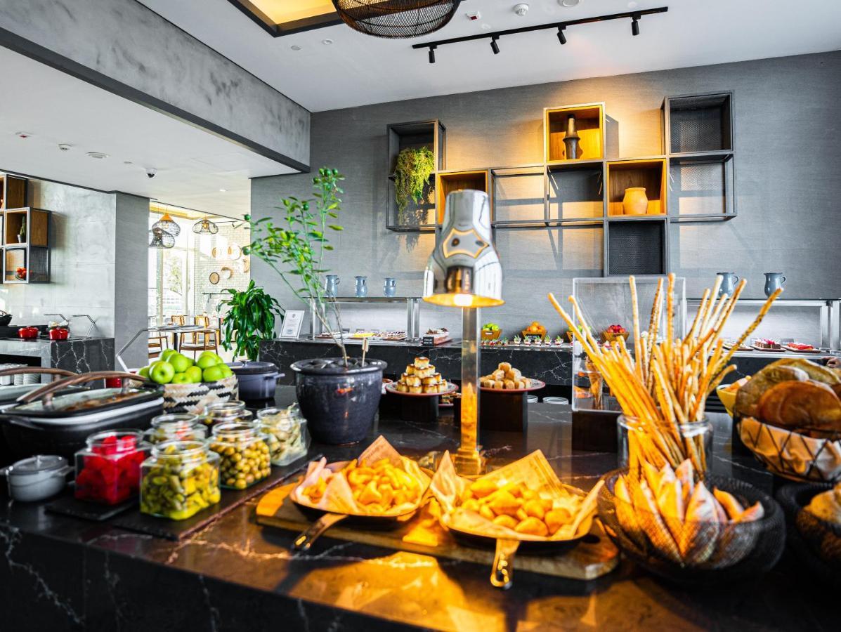 דובאי Movenpick Jumeirah Village Triangle מראה חיצוני תמונה The buffet at the restaurant