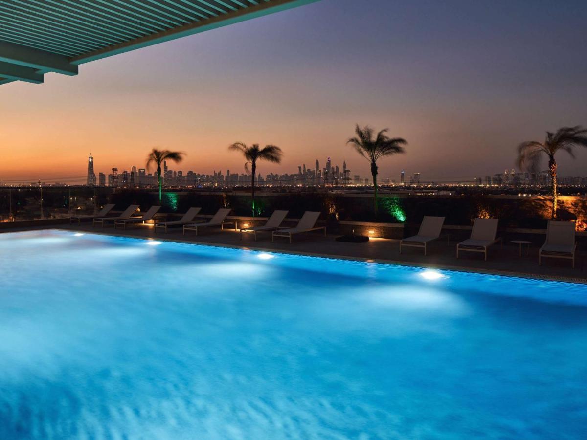 דובאי Movenpick Jumeirah Village Triangle מראה חיצוני תמונה The swimming pool at the hotel