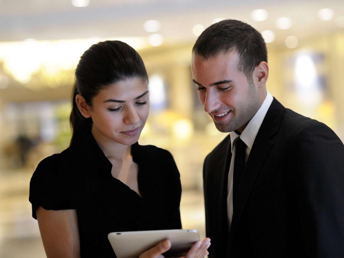 דובאי Movenpick Jumeirah Village Triangle מראה חיצוני תמונה Concierge
