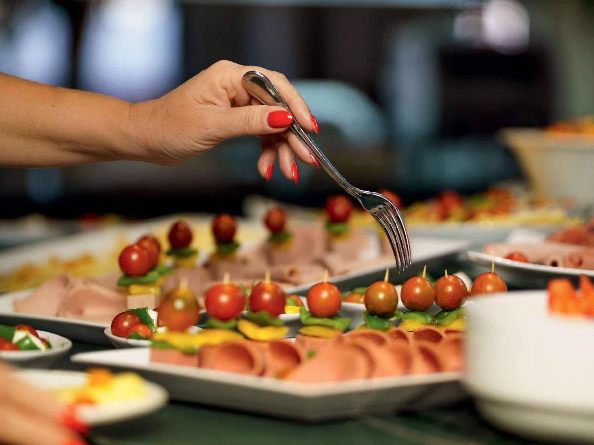דובאי Movenpick Jumeirah Village Triangle מראה חיצוני תמונה A buffet
