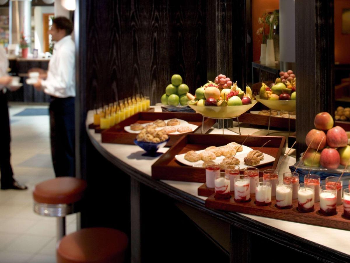 דובאי Movenpick Jumeirah Village Triangle מראה חיצוני תמונה A buffet at a hotel