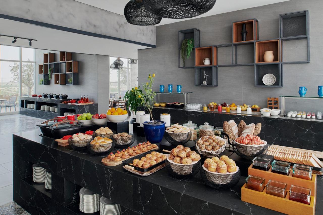 דובאי Movenpick Jumeirah Village Triangle מראה חיצוני תמונה A buffet at a hotel