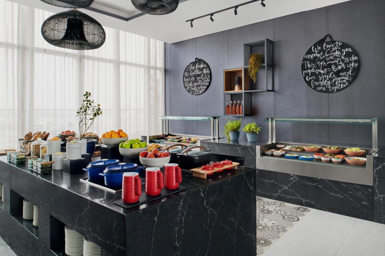 דובאי Movenpick Jumeirah Village Triangle מראה חיצוני תמונה A buffet at a hotel