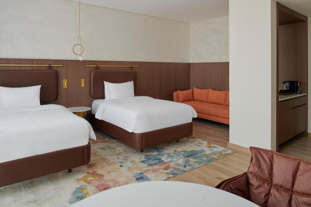דובאי Movenpick Jumeirah Village Triangle מראה חיצוני תמונה A room at the hotel