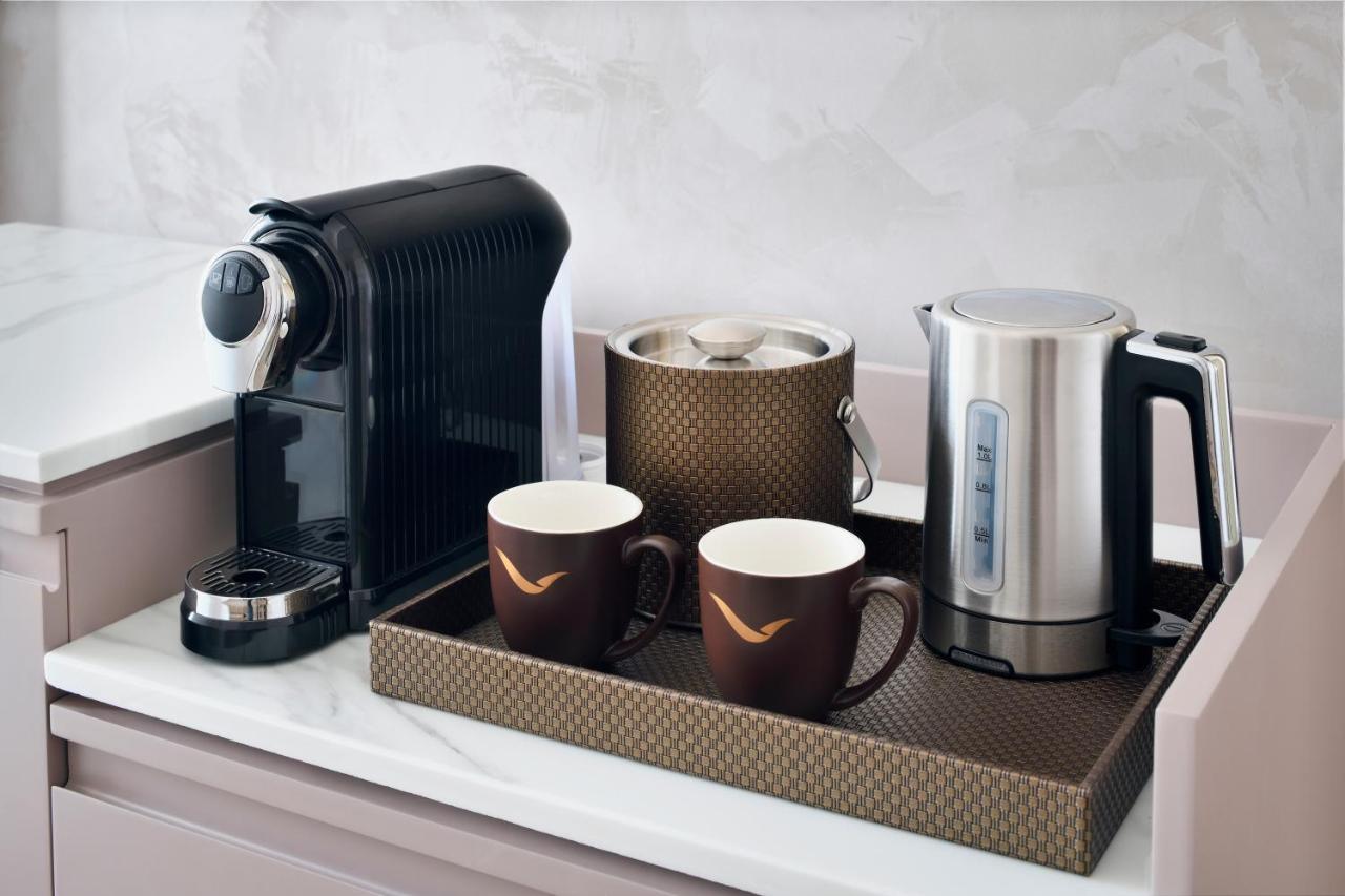דובאי Movenpick Jumeirah Village Triangle מראה חיצוני תמונה A Nespresso coffee machine
